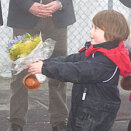 Five year old Enzo had flowers for The Duchess (Photo: Marit Hommedal / Scanpix)